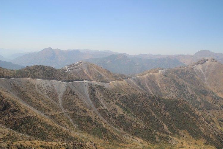 <p>İş makinelerinin işlevsiz kaldığı kayalık bölgeler, dinamitlerle patlatıldıktan sonra temizle ve düzleştirme çalışmaları yapılıyor.Yolun bazı bölgelerinde toprak kaymasına karşı taş duvarlar örülürken, dar virajlar ise teker teker genişletiliyor. Yürütülen çalışmalarla sınırdaki tüm üs bölgeleri faaliyete geçirilecek yol sayesinde birbirine bağlanacak.</p>