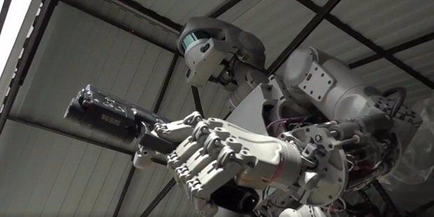 <p>Rusya'da üretilen 'FEDOR' isimli robot ateş etme konusundaki mahareti ile gündemdeki yerini aldı. </p>

<p> </p>
