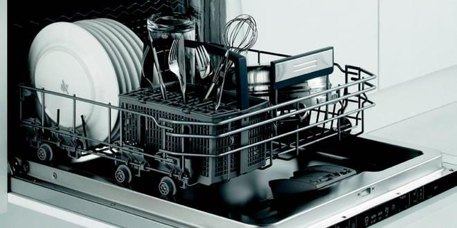 <p>Bulaşık makinesini boşaltmaya ilk raftan başlayın. Bunun sebebi ise ikinci rafı boşaltırken bardak içlerinde kalan suyun ilk raftaki temiz bulaşıklara dökülmesini önlemektir.</p>