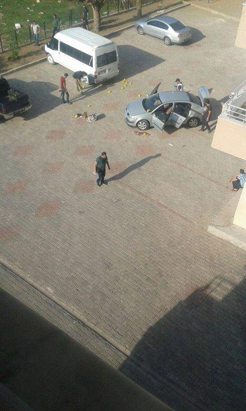 <p>Silvan Taktik Jandarma Komutanlığı'nda görevli olan uzman çavuşlar Sinan Uçan ile Tolga Topçuoğlu, bu sabah saat 07.00'de göreve gitmek üzere, ilçenin Bahçelievler Mahallesi'ndeki Şirinevler Sitesi'ndeki evlerinden çıktı.</p>