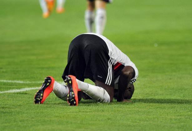 <p>demba ba'nın bu 3 gollük performansından sonra almeida arka adalesini tuta tuta ağlıyordur şimdi</p>

<p> </p>

