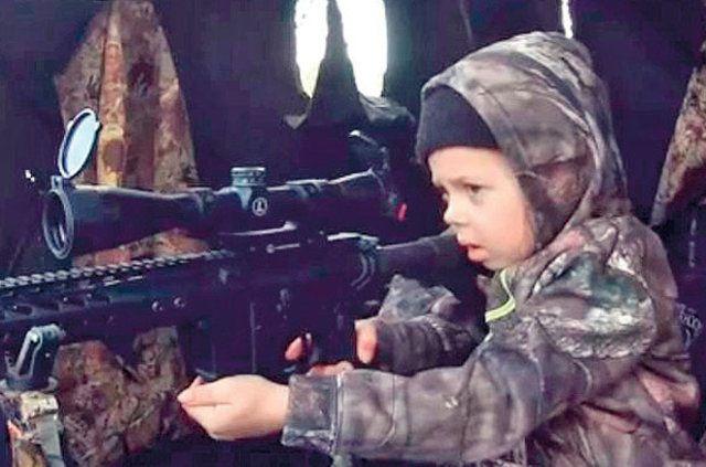 <p>K&uuml;&ccedil;&uuml;k kızın ilk kez ava &ccedil;ıktığı ve yetişkin bir geyiği vurduktan sonra y&uuml;z&uuml;ndeki g&uuml;l&uuml;msemenin dikkat &ccedil;ektiği videoda, babası Cody Klapper&rsquo;ın da kızına &ouml;vg&uuml; dolu s&ouml;zler sarf ettiği g&ouml;r&uuml;l&uuml;yor.</p>
