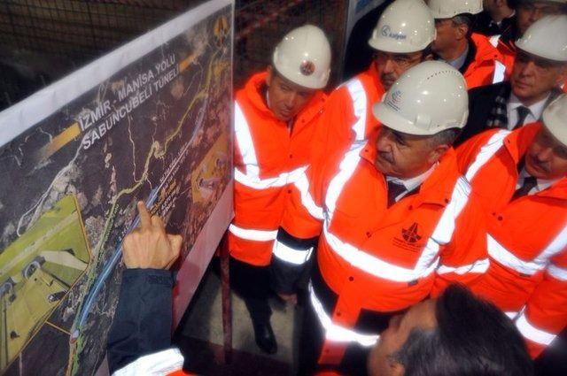 <p>''Mevcut güzergahı takip ettiğinizde 14 viraj var. Bu tünelle, 14 virajın tamamını kaldıracağız. Yolu da 17-18 dakikaya düşürmüş olacağız. Bölge insanının hayatı kolaylaşacak. Ege Bölgesi; ülkemiz, ekonomimiz ve ticaretimiz açısından çok önemli bir kavşak.</p>

<p> </p>
