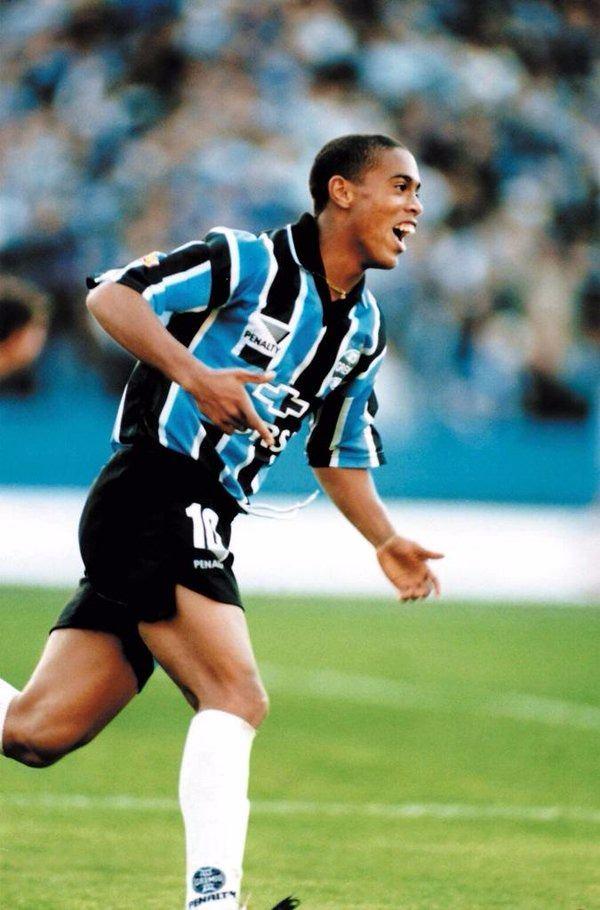 <p>Gremio forması giyen Genç Ronaldinho (1998)</p>