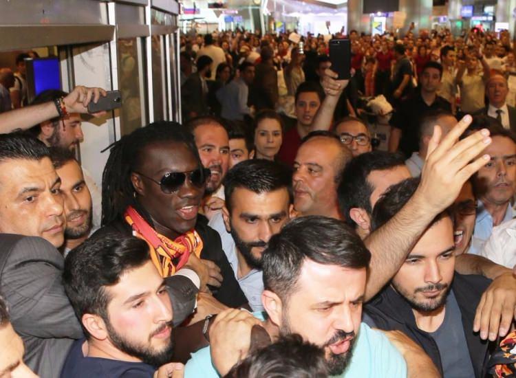 <p>Aslan'ın yeni golcüsü, kulüp görevlilerine, "Dışarıda kaç taraftar var?" diye sordu</p>

