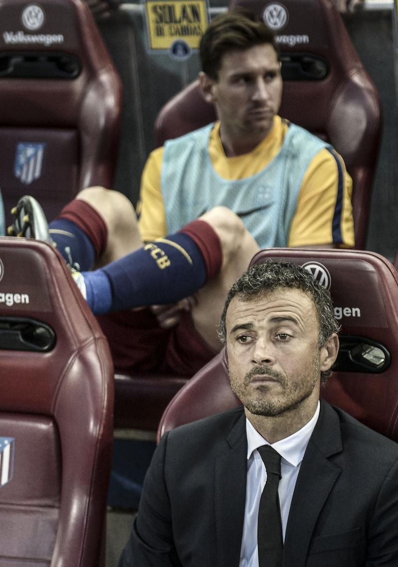 <p> İspanya Birinci Futbol Ligi (La Liga) üçüncü hafta mücadelesinde Atletico Madrid ile Barcelona takımları, Vicente Calderon Stadı'nda karşı karşıya geldi. Barcelona takımın teknik direktörü Luis Enrique (önde), futbolcusu Lionel Messi'yi yedekte bıraktı.</p>
