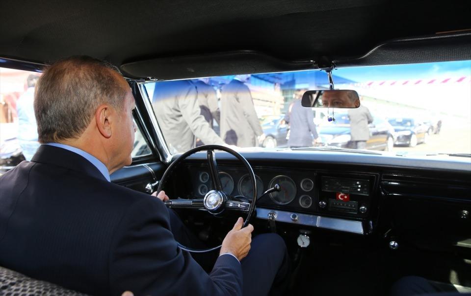 <p>Açılış töreninde Erdoğan, klasik bir otomobilin direksiyonuna geçerek bir süre kullandı.</p>
