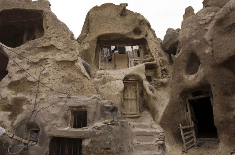 <p>İran'ın Kandovan köyünde, taşlara oyularak yapılmış evlerin oluşturduğu köy.</p>
<p> </p>