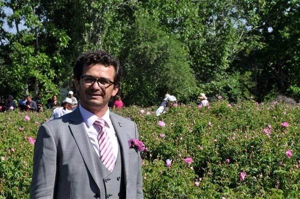 <p>Güneykent'te gül turizminin 2011 yılında 4 Japon ve 2 Amerikalı ile başladığını vurgulayan Gözgün, o günden bu yana turist sayısının katbekat arttığını, birçok seyahat firmasının tur paketlerine gül hasadını da bıraktığını anlattı.</p>
<ul>
</ul>