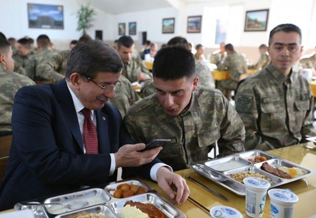 <p>Orgeneral Savaş'tan bilgi alan Davutoğlu, karargahta incelemelerde bulundu. Davutoğlu ve beraberindekiler askerlerle karavanada öğle yemeği yedi.</p>
