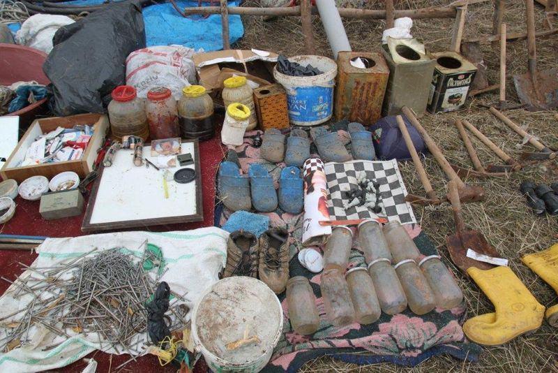 <p>Operasyon esnasında, PKK'lı teröristlerin kış üstlenmesi amacıyla yapımı kısmen tamamlanmış, girişleri ağaç dalları ve taşlarla kapatılmış 5 mağara ve branda ile salon-mutfak olarak bölünmüş, barınma maksatlı yeraltı sığınağı tespit edildi.</p>