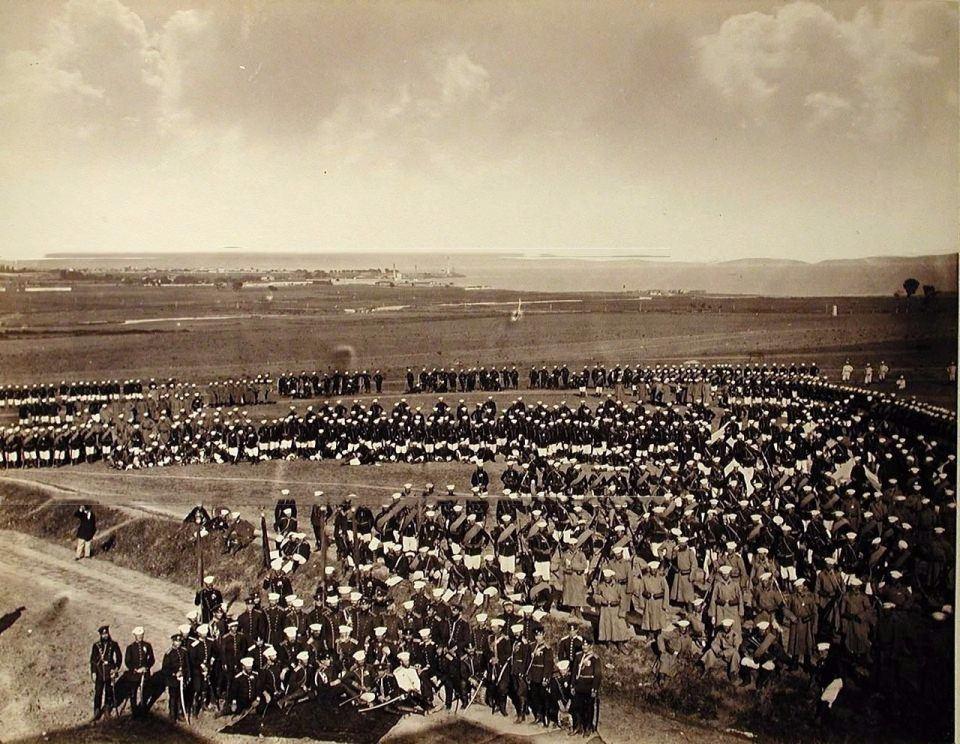 <p>Rus birlikler toplu fotoğraf çektiriyor. Florya civarı olmalı. İleride Yeşilköy Feneri ve sağ tarafta Adalar gözüküyor</p>
