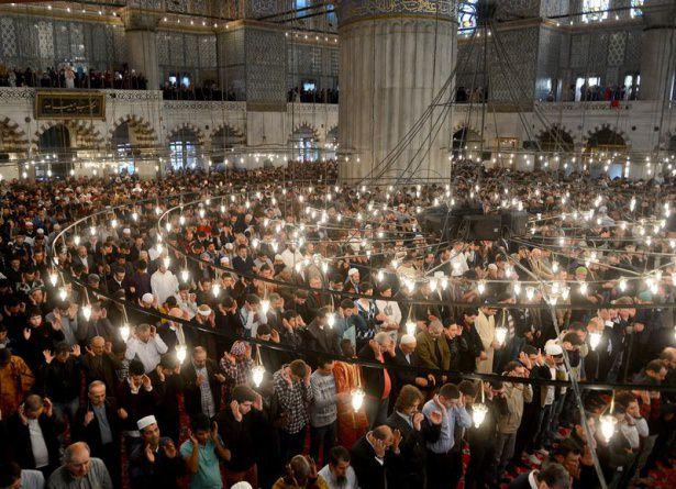 <p>İstanbul'da çok sayıda vatandaş Kurban Bayramı namazını Sultanahmet Cami'nde kılar. </p>
