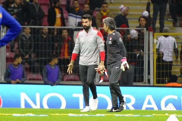 <p>Volkan Demirel stadı terk etti, korumalar gazetecilere saldırdı!</p>
