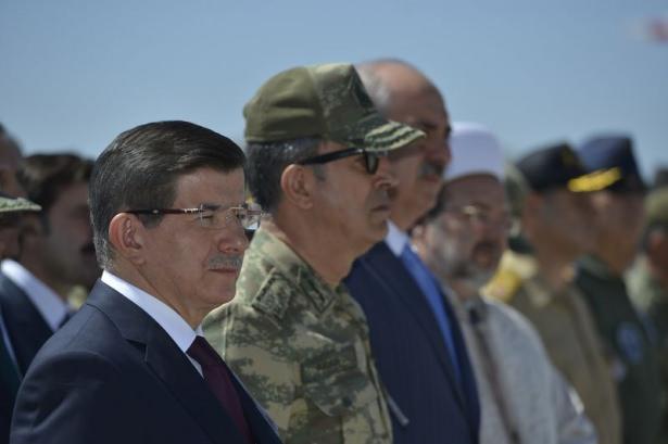 <p>Davutoğlu, "Hiçbir yerde bu toprağın çocukları arasında fitne çıkarılmasına izin vermeyeceğiz. Gün suçlamalar günü değil. Allah şahit olsun, Süphan Dağı şahit olsun ki bu emanetlere sahip çıkacağız. Dökülen her kanın hesabını soracağız." dedi.</p>
<p> </p>