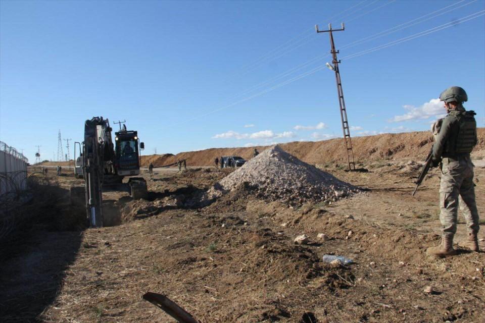 <p> Güvenlik birimlerimizce bahse konu tünelin imhasına yönelik çalışmalara başlanmıştır." ifadelerine yer verilen açıklamada, sınır güvenliğinin sağlanmasına yönelik çalışmaların aralıksız sürdüğü kaydedildi.</p>
