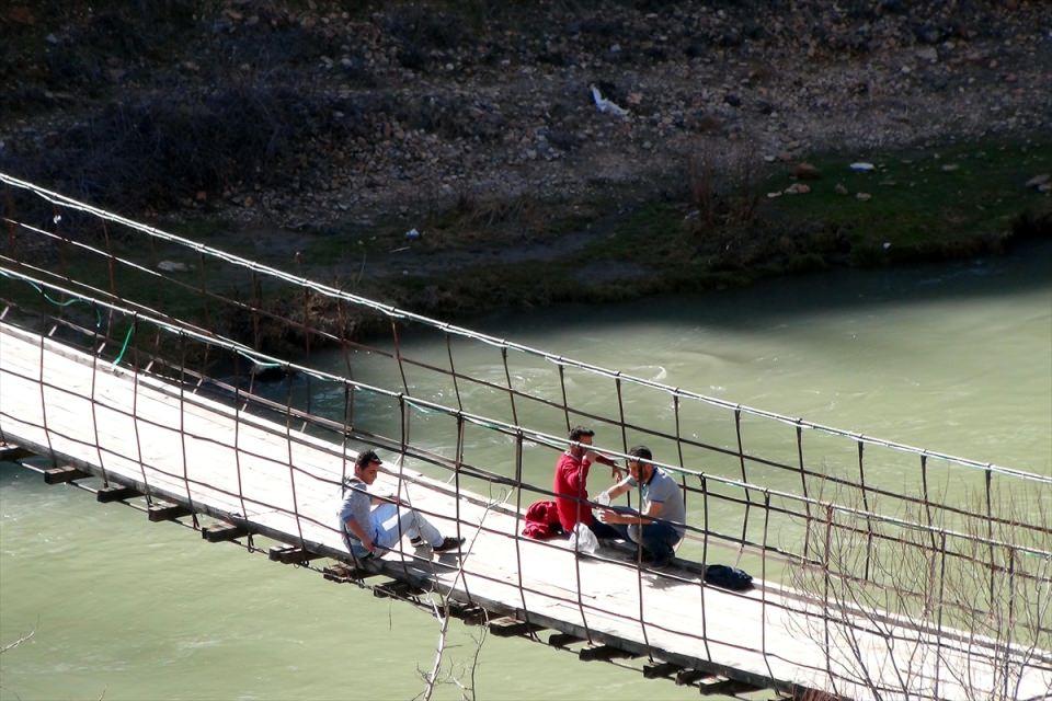 <p>Türkiye'de en fazla kar yağışı görülen yerler arasında yer alan Ovacık, halen 70 santimetreyi bulan kar kalınlığıyla ilçedeki kayak merkezinde ziyaretçilere bahar havasında kayak yapma imkanı sağlıyor.</p>
<p> </p>