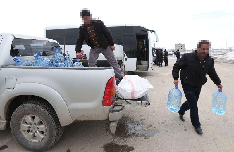 <p>Yakınlarıyla yardım malzemesi almaya gelen 9 yaşındaki E.Ç, AA muhabirine, "Çatışma sesleri ve patlamalar beni çok korkuttu. Evimizde de yiyecek bitmişti. Buraya gıda malzemesi almak için geldik. Yardım gönderenlere teşekkür ediyorum." diye konuştu.</p>
<p> </p>