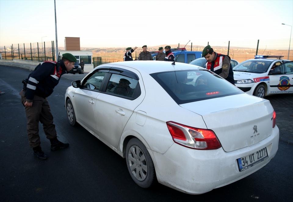 <p>Duruşmaya saat 13.00'te 1 saat öğle arası verileceğini belirten Demir, duruşmanın sesli ve görüntülü kayıt altına alınacağını ve 110 dakikada bir CD kaydı dolduğu için kısa süreli aralar verileceğini ifade etti. </p>
<p> </p>