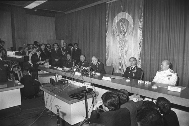 <p>MGK Başkanı ve Genelkurmay Başkanı Orgeneral Kenan Evren (sağ 3) basına ilk açıklamasını yaptı. TBMM'deki açıklamada (sağdan sola) Deniz Kuvvetleri Komutanı Oramiral Nejat Tümer, Hava kuvvetleri Komutanı Orgeneral Tahsin Şahinkaya, Kara Kuvvetleri Komutanı Orgeneral Nurettin Ersin ve Jandarma Genel Komutanı Orgeneral Sedat Celasun </p>