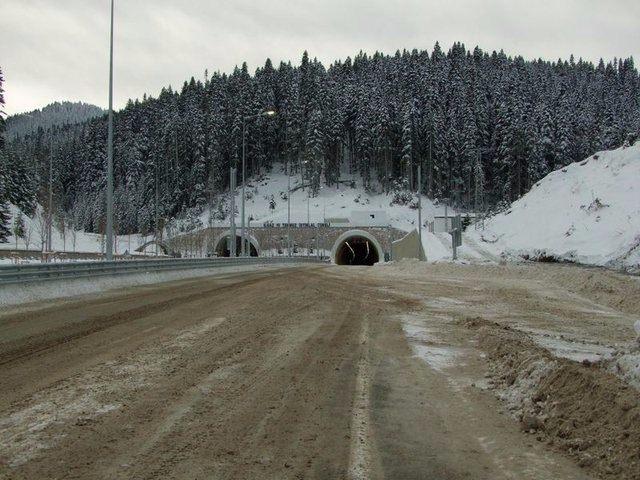 <p>Biri 5 bin 370, diğeri ise 5 bin 391 metrelik iki tüpten oluşan tünelle, özellikle kış aylarında trafik kazalarıyla gündeme gelen Ilgaz Dağı'nda ulaşımın daha hızlı ve güvenli sağlanması amaçlanıyor.</p>

<p> </p>
