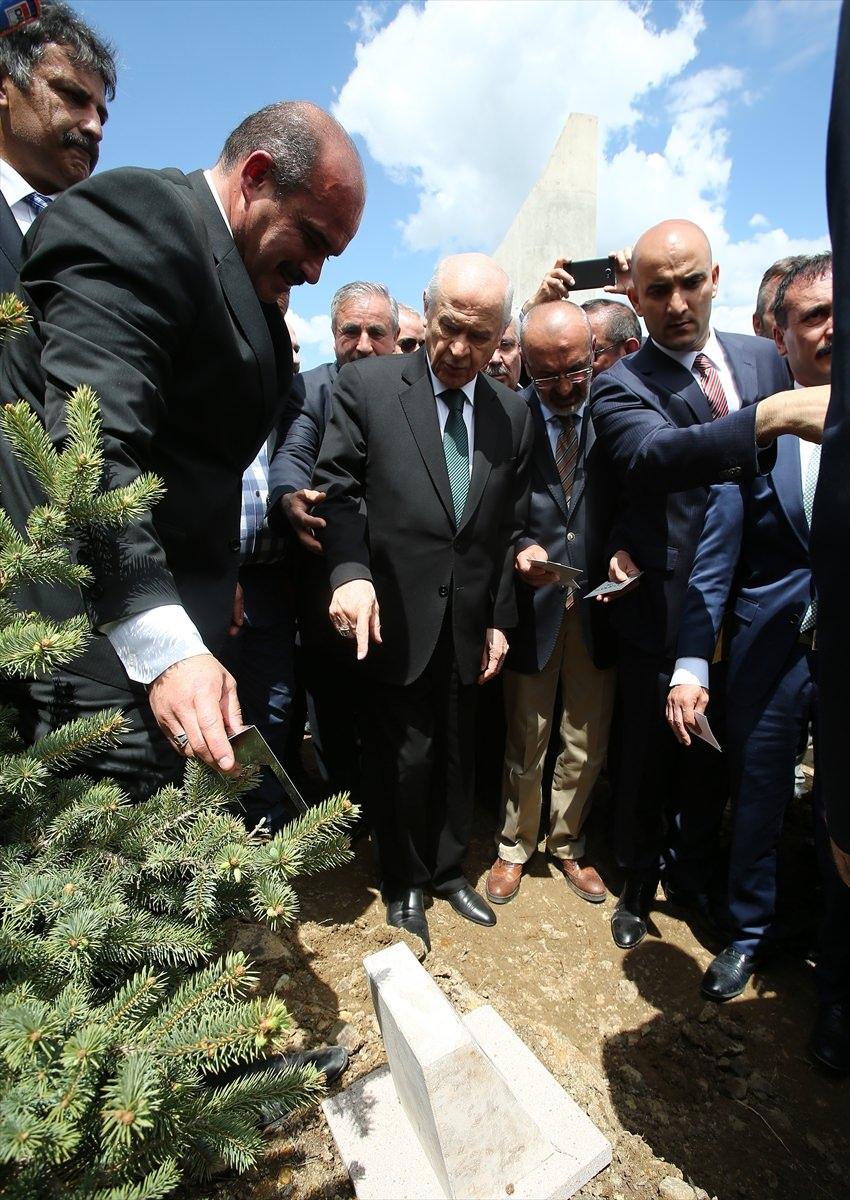 <p> Konuşmanın ardından Bahçeli ve partililer anıtta bulunan namazgahta, ülkücü şehitler için okunan Mevlidi Şerifi dinledi, dua etti ve namaz kıldı. </p>