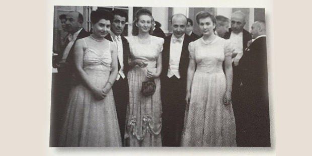 <p>Semahat Koç'un arkasına "Hayatımda gittiğim ilk balo" notunu düştüğü bu fotoğraf 29 Ekim 1947 tarihini taşıyor. Turan Gedikoğlu ve Abdullah Gedikoğlu (Şehime Gedikoğlu'nun üvey oğlu ve gelini) Semahat koç, Vehbi Koç ve yeğeni Nesteren Kütükçü Ankara Palas'ta cumhuriyetin 24. Yıldönümü münasebetiyle düzenlenen Cumhuriyet Balosu'nda.</p>
<ul>
<li></li>
</ul>