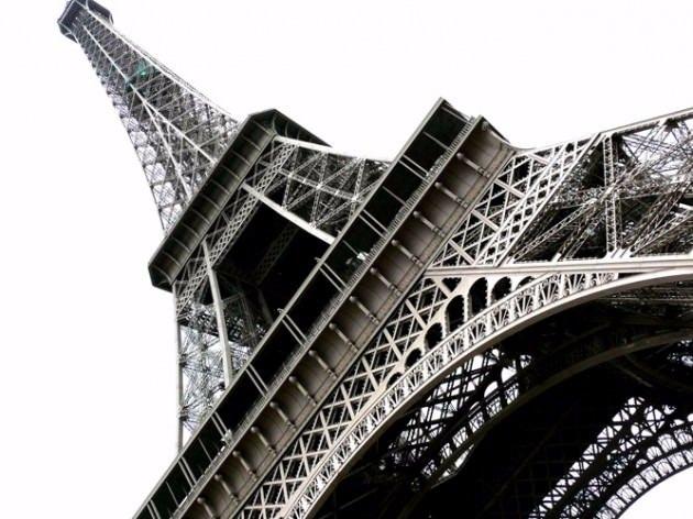 <p>Eiffel Kulesi’nin tepesine çıkana kadar 1792 basamak vardır.</p>