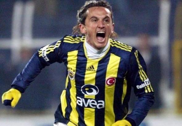 <p><strong>8-) TUNCAY ŞANLI</strong><br />
<br />
Tuncay Şanlı, Türkiye'de Sakaryaspor, Fenerbahçe ve Bursaspor; İngiltere'de ise Middlesbrough, Stoke City, Bolton Wanderers'ta gösterdiği performans ile ülke futboluna adını yazdırdı.</p>
