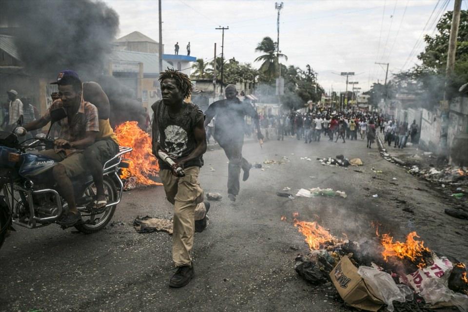 <p>Haiti'nin Port-au-prince kentince binlerce kişi, seçimlerin ertelendiğinin açıklanması ardından sokaklarda gösteri düzenledi.</p>
