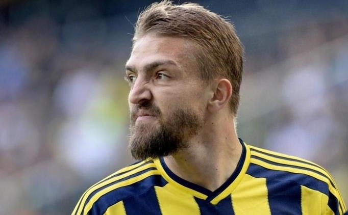 <p>Milli oyuncu en son F.Bahçe'deki döneminde Türk Telekom Arena'da Galatasaray derbisinden önce ilk 11'inde olmadığını öğrenince, "Eğer ilk 11'de değilsem, ilk 18'e de olmam" demişti.</p>