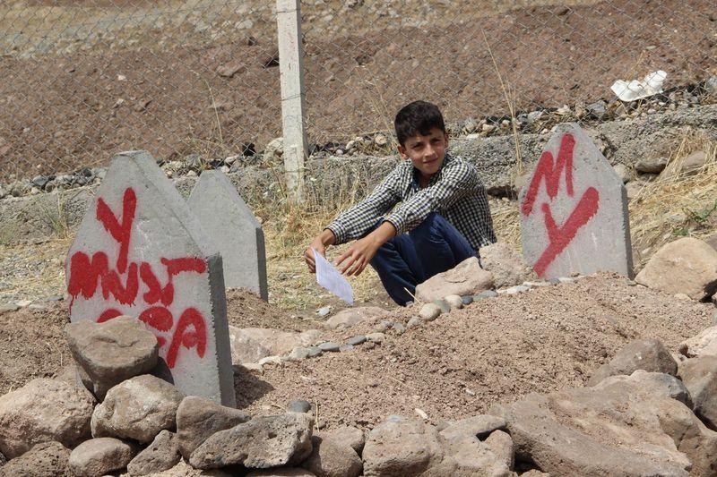 <p>PKK'nın 16 kişiyi katlettiği Tanışık köyünde eğitim gören öğrenciler, karne sevincini yaşayamadı.</p>

<p> </p>
