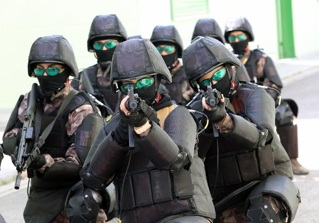 <p><strong>1982’DE KURULDU</strong></p>
<p>Polis Özel Harekât (PÖH), 1982 yılında Asayiş Dairesi Başkanlığı bünyesinde, merkezde ‘Özel Harekât Şube Müdürlüğü’; Ankara, İstanbul, İzmir’de ise ‘Özel Harekât Grup Amirlikleri’ olarak teşkilatlandı. </p>