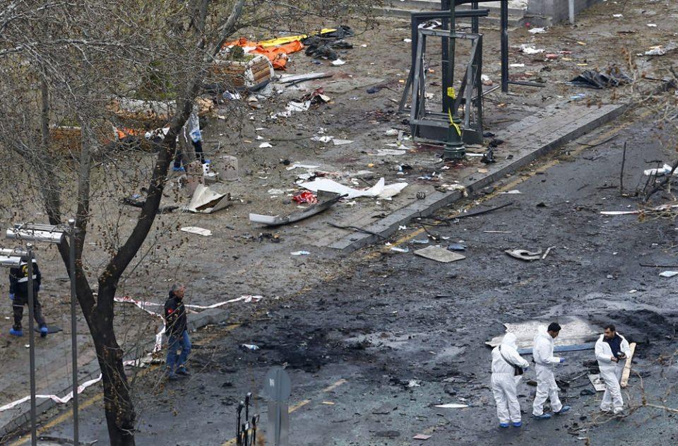 <p>Ankara’da terör saldırısının meydana geldiği bölgede olay yeri inceleme çalışmaları günün ilk saatlerinde de devam etti. Patlamanın yaşandığı yer, yolun her iki tarafından brandalarla kapatıldı. Ankara’nın ulaşımda bağlantı noktası sayılan Kızılay’ın önemli kısmının araç trafiğine kapalı olması vatandaşların kafa karışıklığı yaşamalarına neden oldu.</p>
<p> </p>