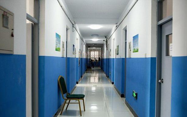 <p>Teknolojik cihazların kullanımının sınırlı olduğu merkezde tedavi gören kişilerin çoğunluğu gençlerden oluşuyor.</p>
