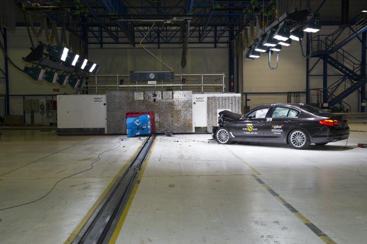 <p>5 Serisi, Euro NCAP testlerine <em><strong>'standart güvenlik ekipmanı'</strong></em> ile girdi.</p>
