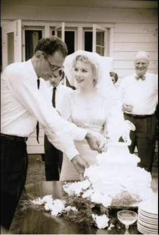 <p><strong>6.Marilyn Monroe</strong></p>

<p>Moda eleştirmenleri, Marilyn Monroe'yu bu sıradışı ve şık gelinliğiyle hatırlar.</p>
