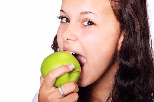 <p>Ancak elma yemenin açlık hissine sebep olması, onun bir meyve olmasından kaynaklanıyor. Meyvelerde bulunan doğal şeker, yani früktoz beynin özellikle dikkat ve ödüllendirme mekanizmalarını etkileyerek bu birimlerde daha fazla nöral aktivite oluşmasını sağlar. Bunu şöyle de yorumlayabiliriz; beynimiz meyve yediğimizde ödül olarak bazı kimyasallar salgılıyor, dikkat seviyemizi artıyor.</p>

<p> </p>
