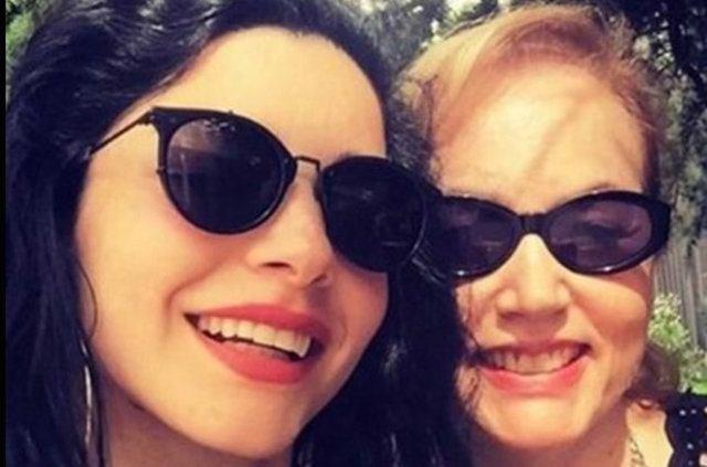 <p>Merve Boluğur ve annesi</p>
