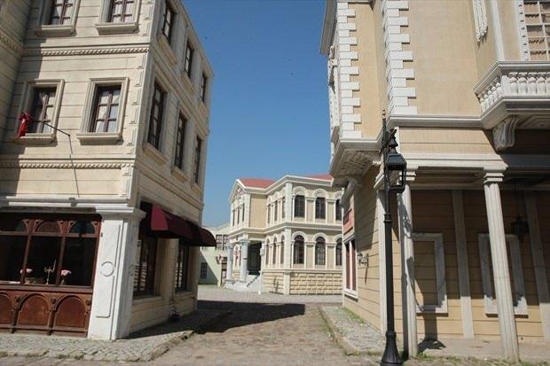 <p>Seka Film Platosu'nda ilk olarak 6 sene önce "Osmanlı Kıyam", sonrasında "Osmanlı Derin Devlet", Osmanlı Tokadı", "Filinta" ve şimdi de büyük ilgi gören "Payitaht Abdülhamid" dizilerinin çekildiğini anlatan Çetintaş, şöyle devam etti:</p>

<p> </p>
