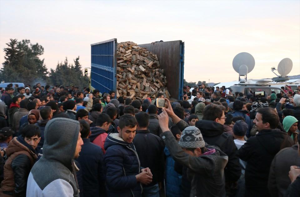 <p>Odunları taşıyan kamyonun &ouml;n&uuml;n&uuml; kesen sığınmacılar odun alabilmek i&ccedil;in birbirleriyle yarıştı. O anlardan geriye insanın i&ccedil;ini sızlatan g&ouml;r&uuml;nt&uuml;ler kaldı.</p>
