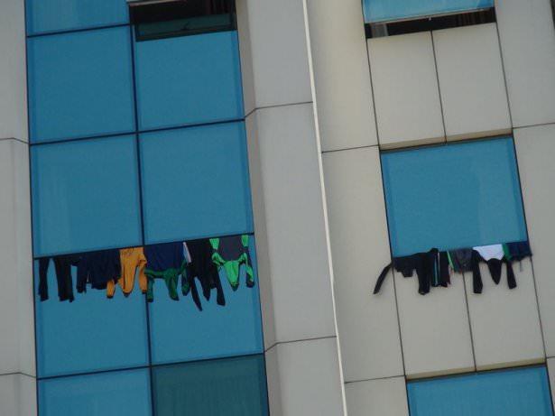 <p>Taksim Meydanı Sıraselviler Caddesi girişinde bulunan 10 katlı bir otelin 5'inci katında pencerelere asılan kıyafetler ilginç görüntüler oluşturdu. Bir süre pencerede asılı kalan camaşırlar daha sonra turist olduğu tahmin edilen kadınlar tarafından toplandı.</p>
