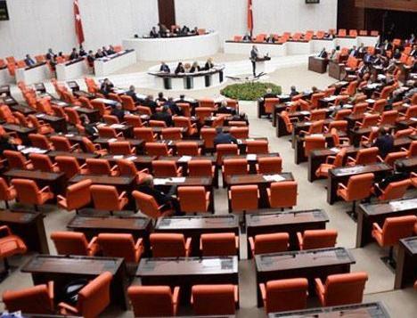 <p>Mal bildirimlerinin yenilenme süresi 5 yıldan 2 yıla inecek, ara bildirimler kaldırılacak. Kurumlar nezdinde yer alan etik komisyonlarının mal bildirimlerinin kontrol ve karşılaştırılmasında etkin bir şekilde rol alması sağlanacak. 5018 sayılı kanun kapsamında ifade edilen üst yöneticilerin mal bildirimleri, kamu görevlileri etik kurulu tarafından karşılaştırılacak. Yani kamu görevlileri etik kurulu, bu mal bildirimleri arasında karşılaştırma yapıp belli çalışmalar yürütebilecek. Mal bildirimlerinin elektronik ortamda verilmesini ve kıyaslanmasını sağlayacak bilişim alt yapıları kurulacak. Mal bildirimleri şeffaf olacak. Elektronik ortamda bildirilecek ve isteyen herkes kimin hangi gelirle neyi elde ettiğini görebilecek.</p>

<p> </p>
