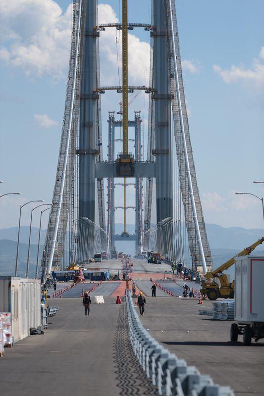 <p>Körfezin iki yakasını birleştiren köprünün açılışında milli motosikletçi Kenan Sofuoğlu, 400 kilometre hız rekoru denemesi yapacak.</p>

<p> </p>
