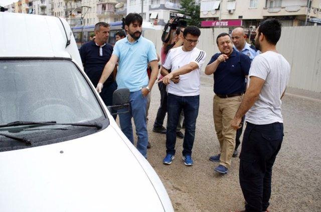 <p>Polisin yanında çalışanı Hatam'a kızan Öztürk, "Sen nasıl böyle bir hata yapıyorsun? Ortalık böyle karışıkken bu araba buraya koyulur mu?"</p>

<p> </p>

