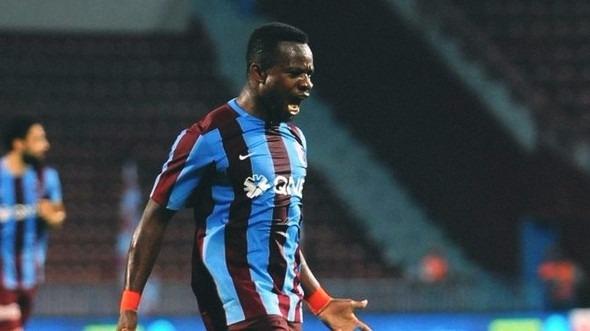 <p>ONAZİ'YE TEPKİ<br />
<br />
Maçın 40. dakikasında F.Bahçe'nin 2-0 öne geçtiği golün öncesinde sağ kanatta topu alan Lens'in, Onazi'yi çalımlamasının ardından Trabzonsporlu futbolcunun ayakta kalamaması bordo mavili taraftarları çileden çıkardı ve Onazi'ye tepki gösterildi. Bu dakikadan sonra Nijeryalı oyuncu topla her buluştuğunda ıslıklandı.</p>
