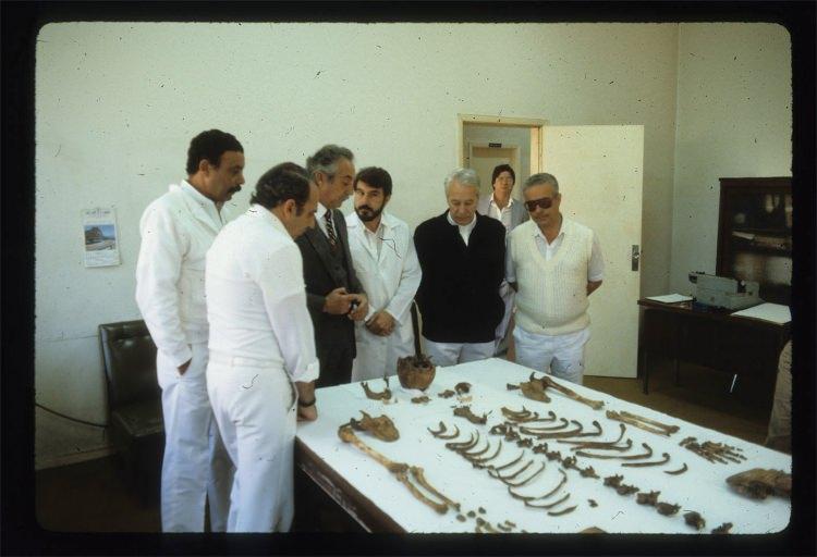 <p>Mengele'nin kalıntılarını 1985 yılında bulan ekibin lideri olan Sao Paulo Tıp Fakültesi Adli Tıp Bölüm Başkanı Dr. Daniel Romero Munoz, bu kemiklerin derslerde kullanılabileceğini düşünerek birkaç ay önce gerekli izni aldığını belirtti.</p>

<p> </p>

<p> </p>
