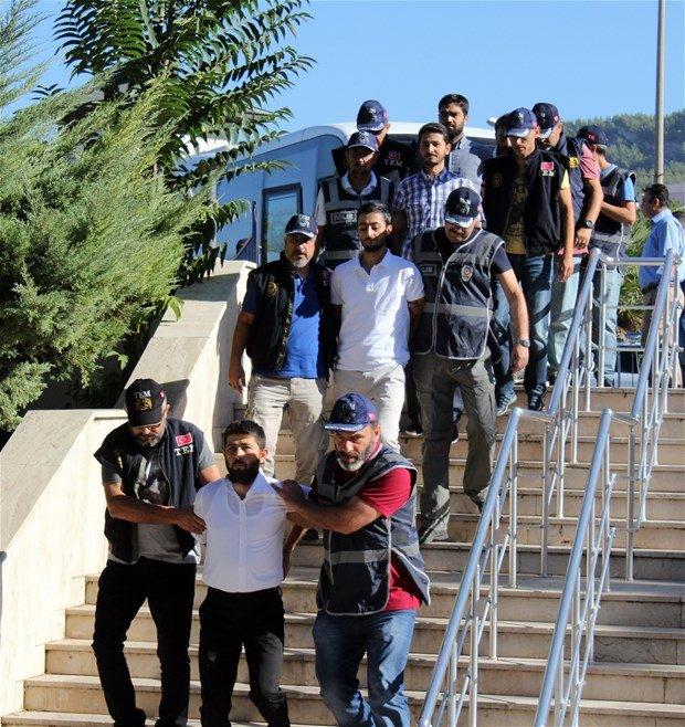 <p>İşte suikast timindeki askerler</p>

<p>FETÖ darbe girişimi sırasında, Cumhurbaşkanı Erdoğan'ın Marmaris'te kaldığı otele saldırı düzenleyen grupta bulunan darbeci askerlerden 11'i adliyeye sevk edildi.</p>
