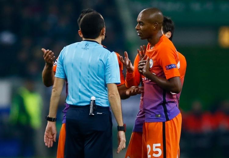 <p>Manchester City'nin deplasmanda Borussia Mönchengladbach ile 1-1 berabere kaldığı maçta, City'li Fernandinho'yu kırmızı kartla oyun dışına atan Cüneyt Çakır, İngiliz basını tarafından ağır eleştirilere maruz kaldı.</p>

