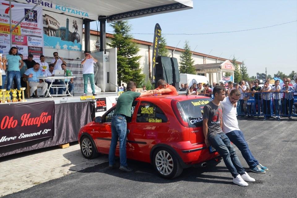 <p>Modifiyeli araçların, yanlış uygulanan ses sistemlerinden ve abartılı çalışmalardan dolayı zaman zaman bazı kesimlerden tepki çektiğine de değinen Gökgöz, "Bunu kötü amaçla kullanmak yerine fuar gibi organizasyonlarda bir araya gelerek tutkumuzu paylaşıyoruz. </p>
